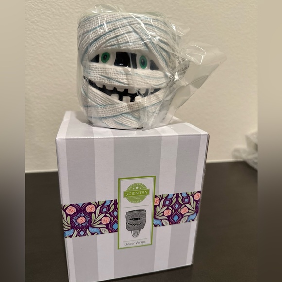 Scentsy Mummy Wrap Night Light - Cream and Black - Picture 2 of 2